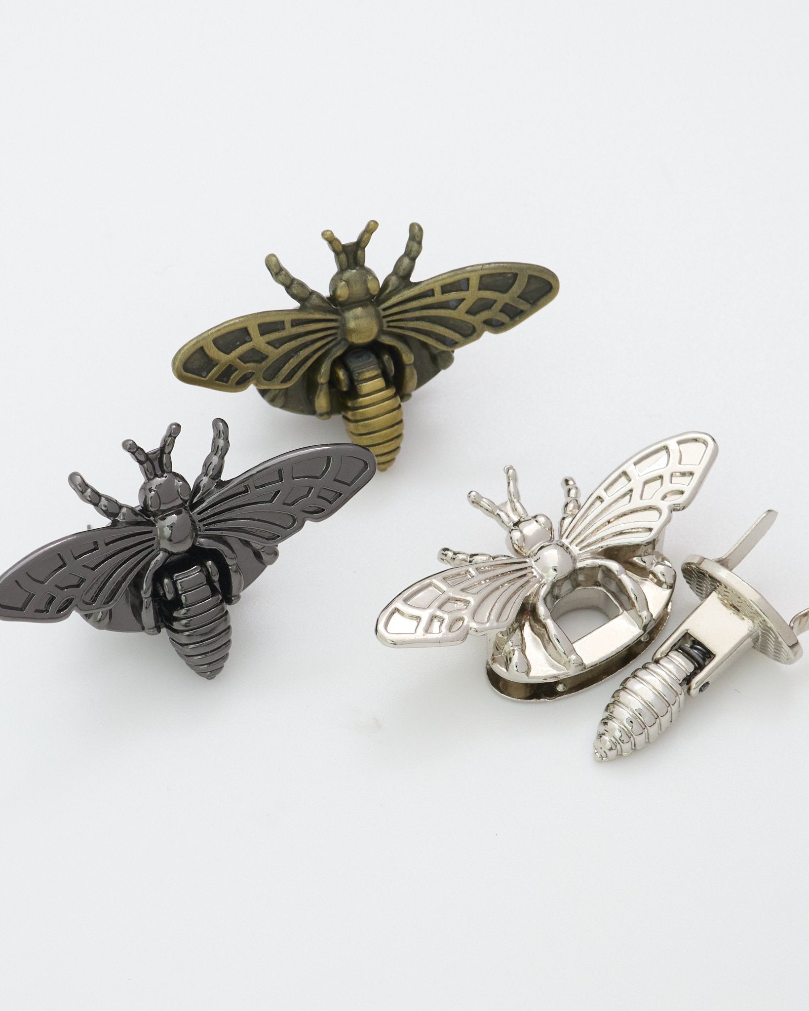 差し込み金具 約47㎜x32㎜(座金付) 蜂 JPC188-3 - アクセサリーパーツ