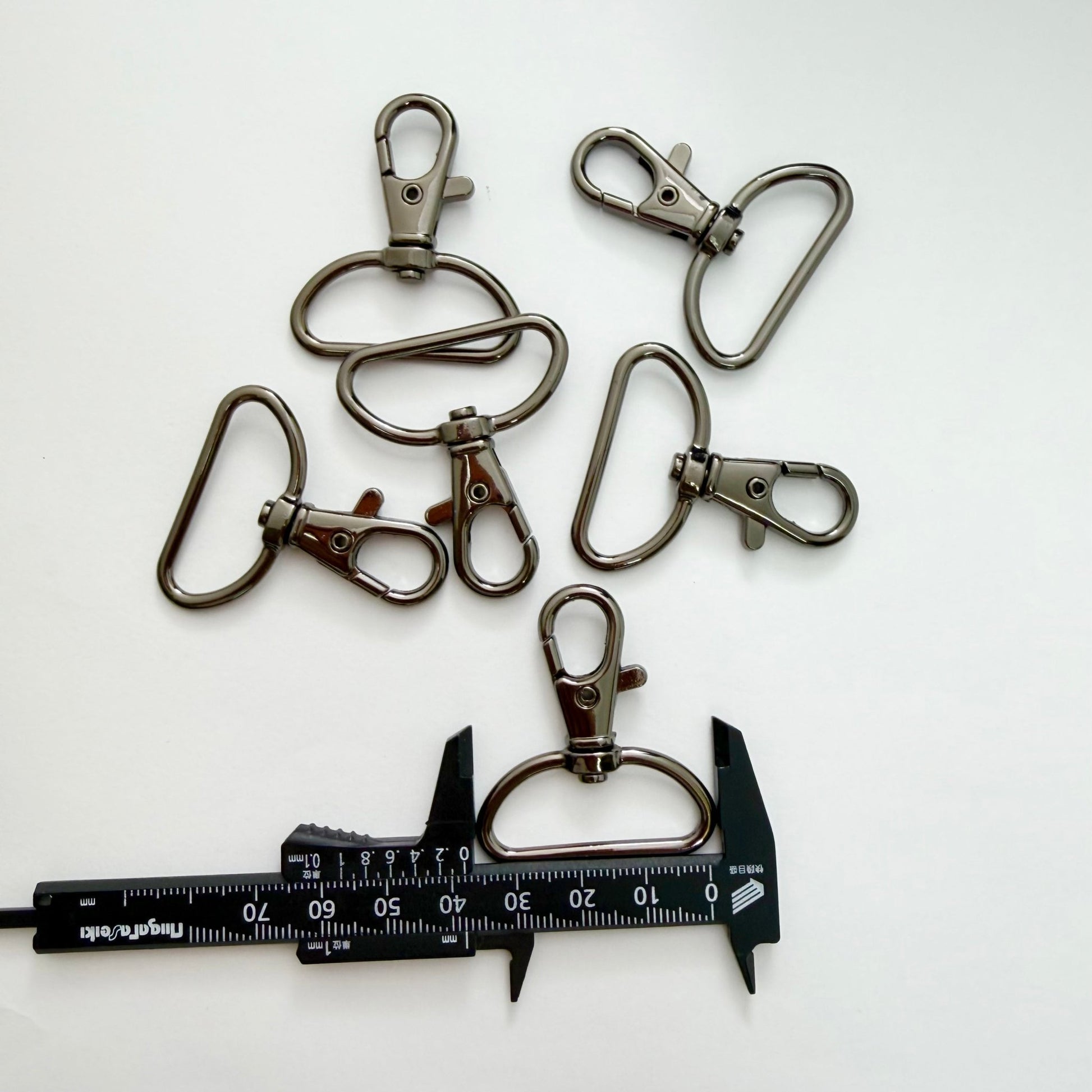 ナスカン 尾内径約 30mm尾内線径２ｍｍ 高品質　10個入り JPC0110 - 30 ナスカンまとめ買い 卸 業務用 問屋 お徳用 作家 バッグ カバン 金具 フック ゴールド シルバー ブラック キーホルダー パーツ 持ち手 ショルダー 回転 クリップ DIY ハンドメイド 手芸 手作り - ジャパンパーツセンター
