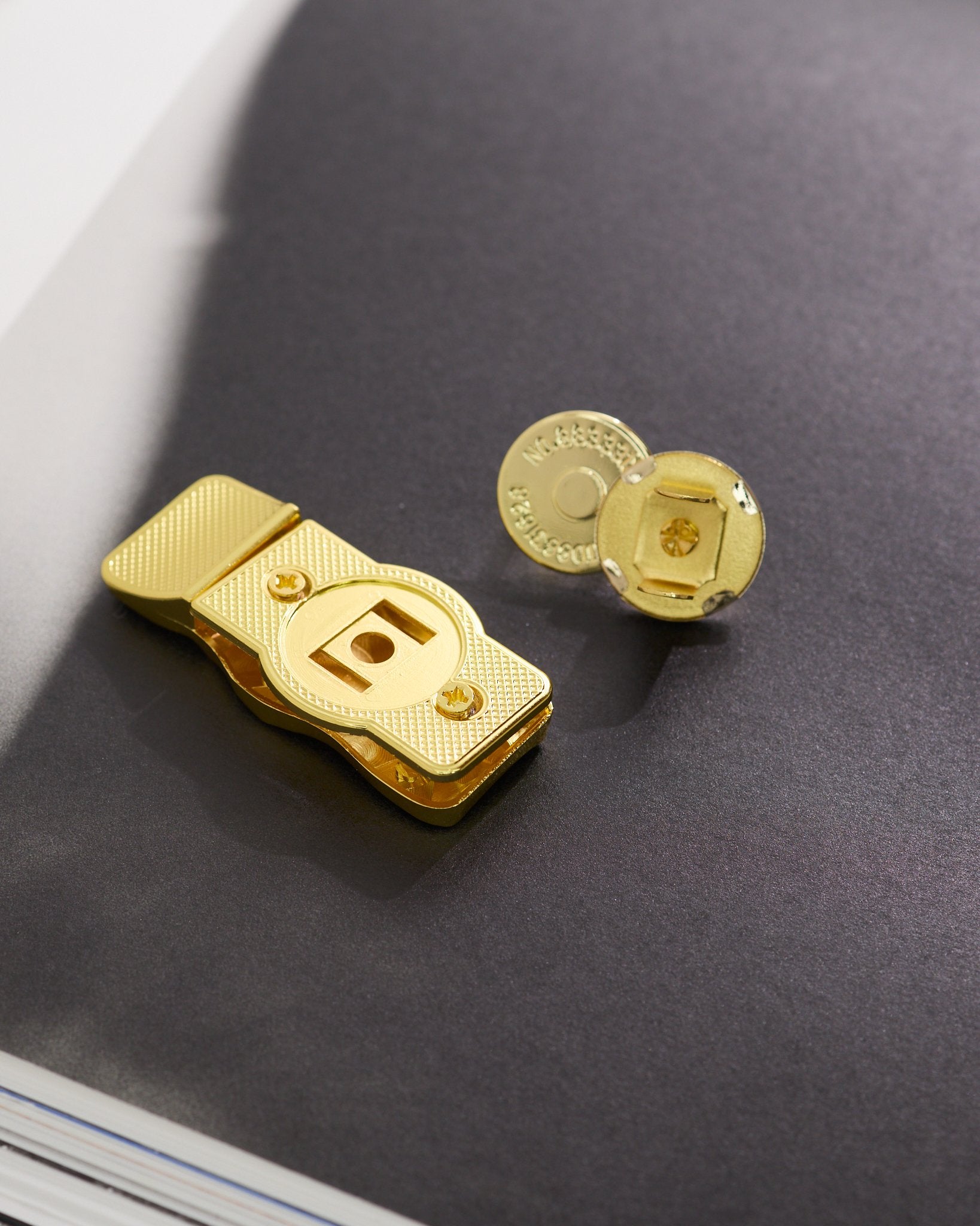 マグネットホック付き金具 約20mm×51mm JPC0203 - アクセサリーパーツ