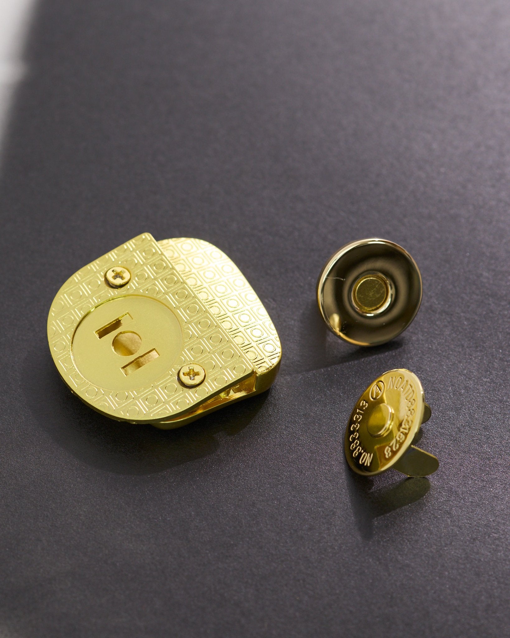 マグネットホック付き金具 約34mm×28mm JPC0205 - アクセサリーパーツ